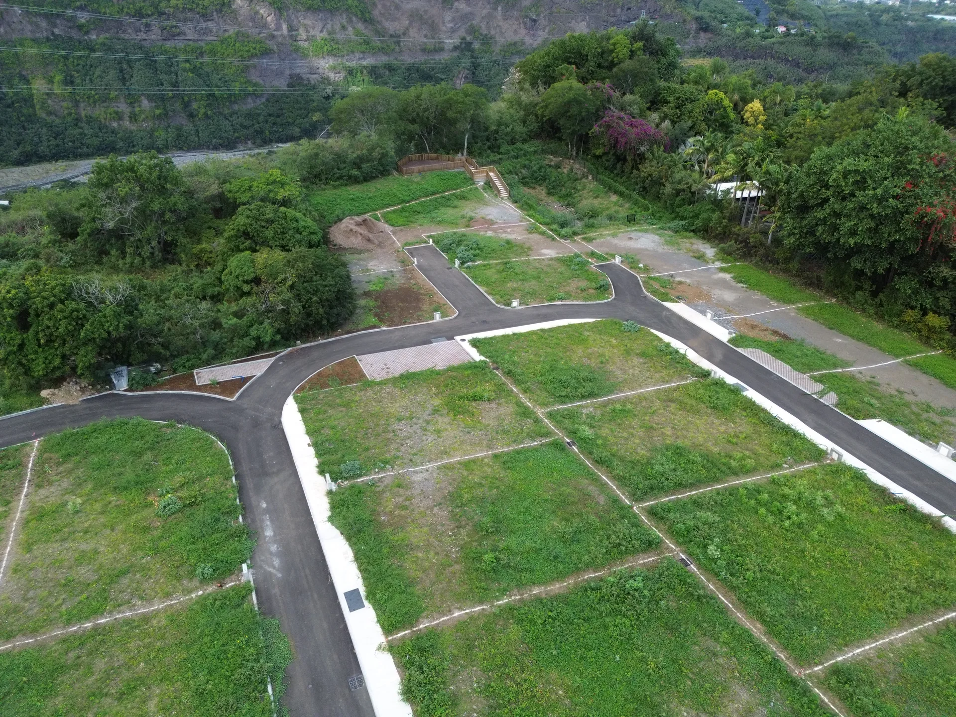 Vue aérienne générale du lotissement Les Poivriers et de ses parcelles viabilisées
